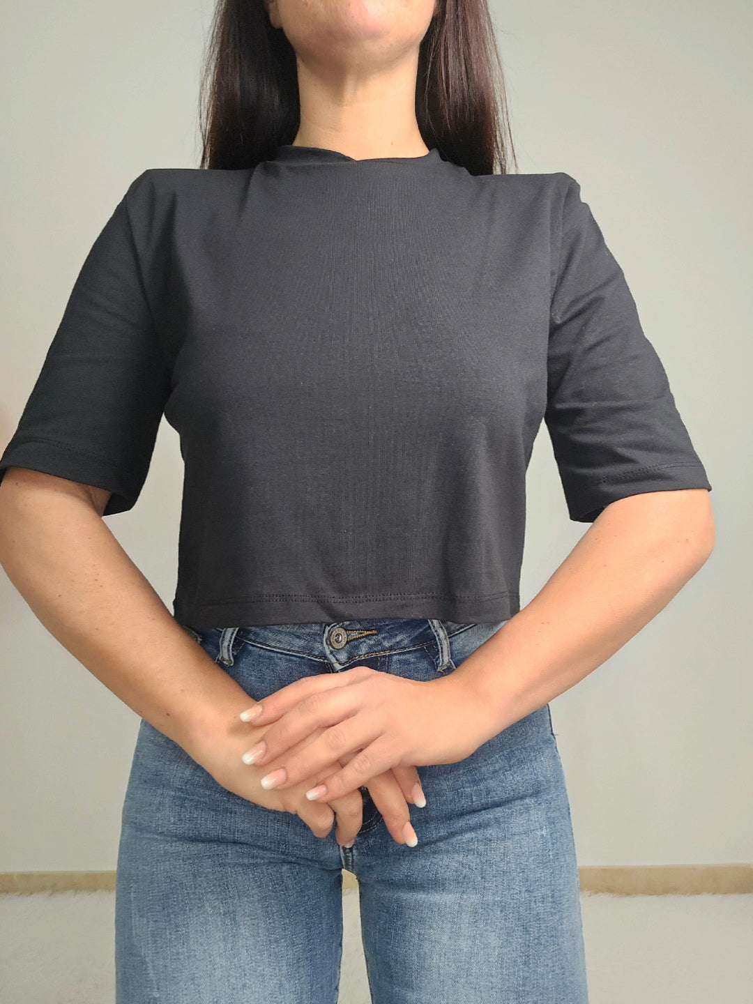 T_shirt corta con spalline imbottite