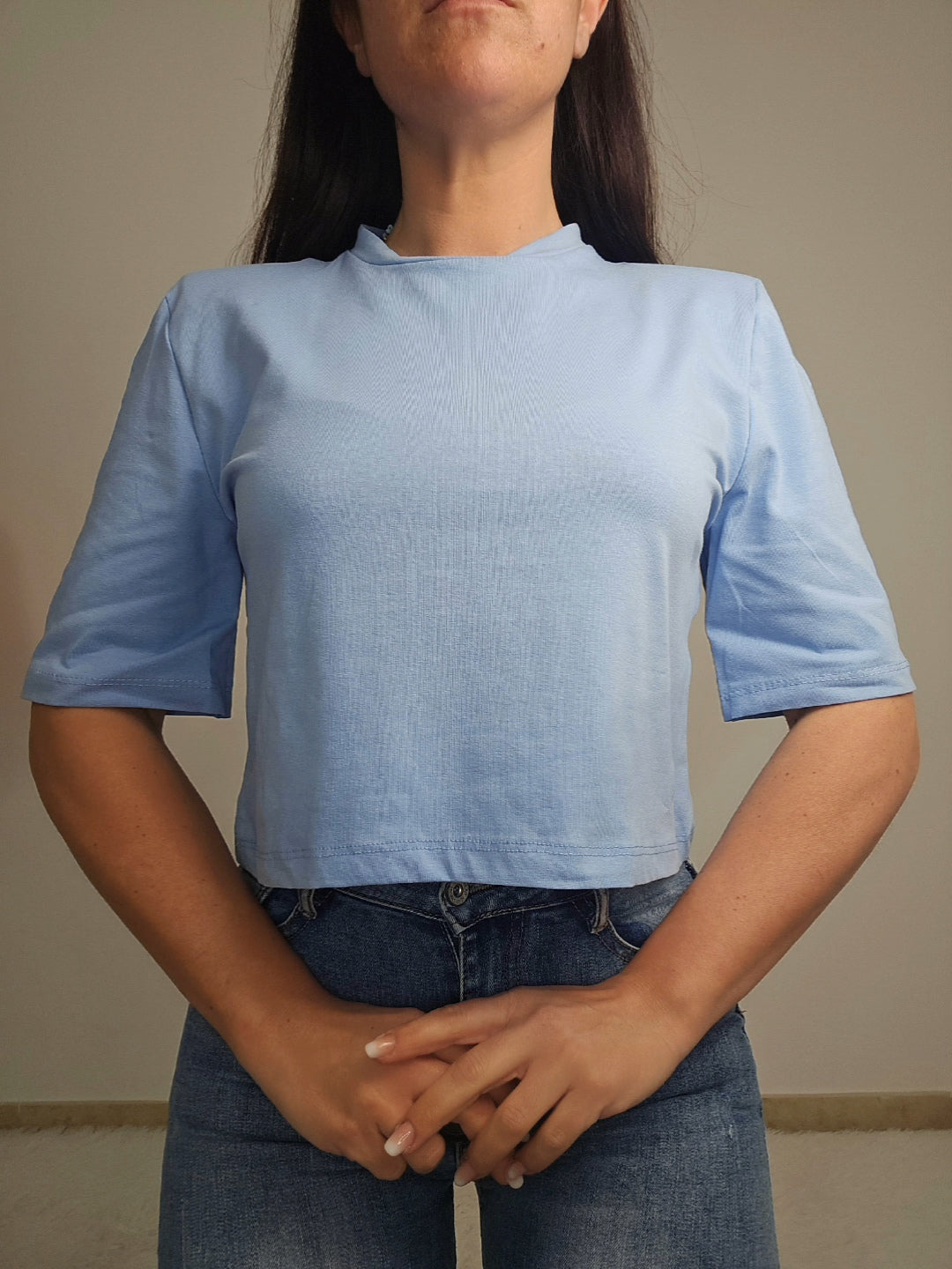 T_shirt corta con spalline imbottite