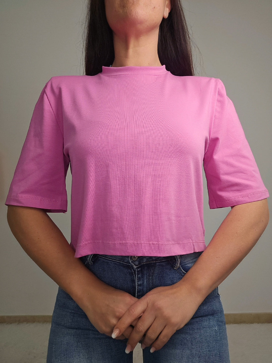 T_shirt corta con spalline imbottite