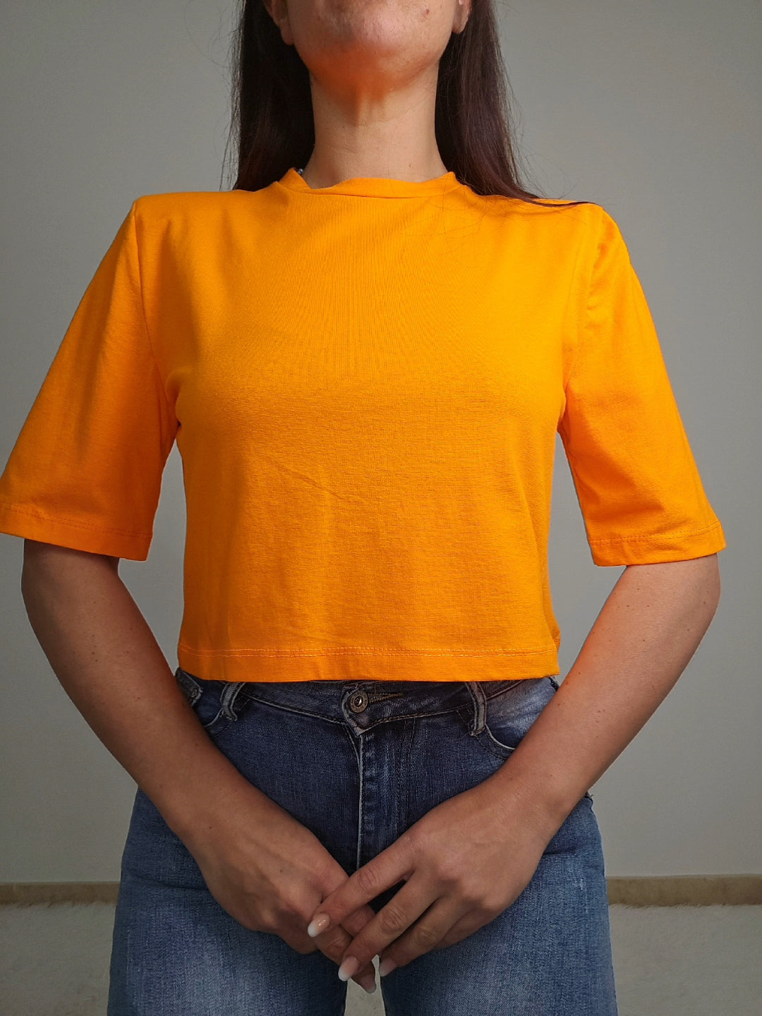 T_shirt corta con spalline imbottite