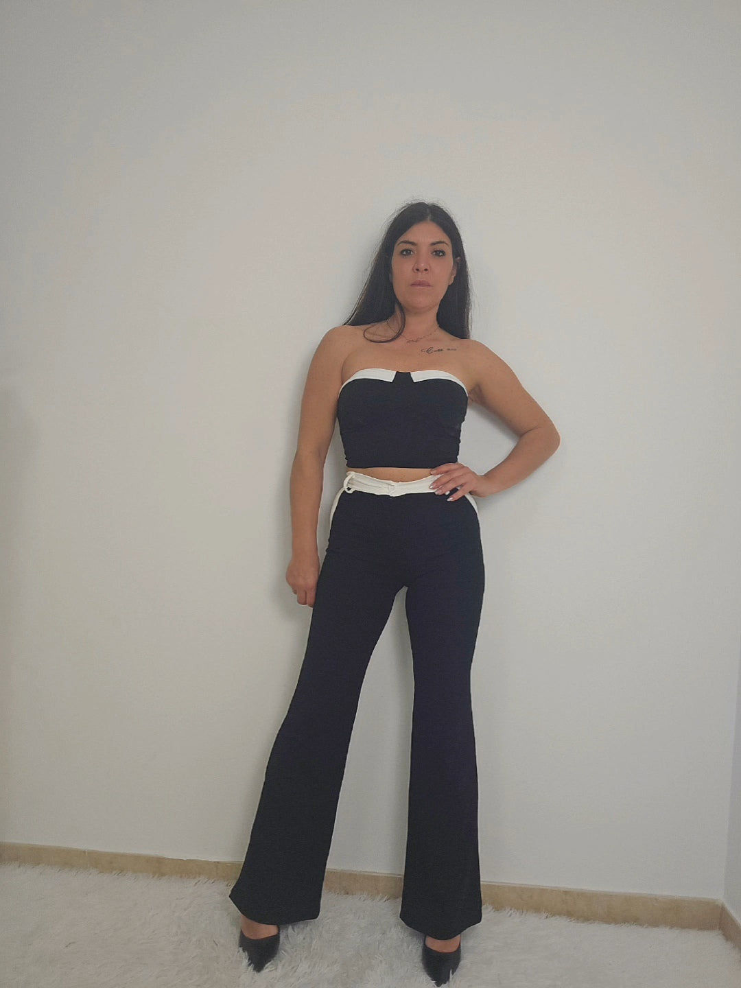 Completo elegante a due pezzi- top e pantalone a zampa