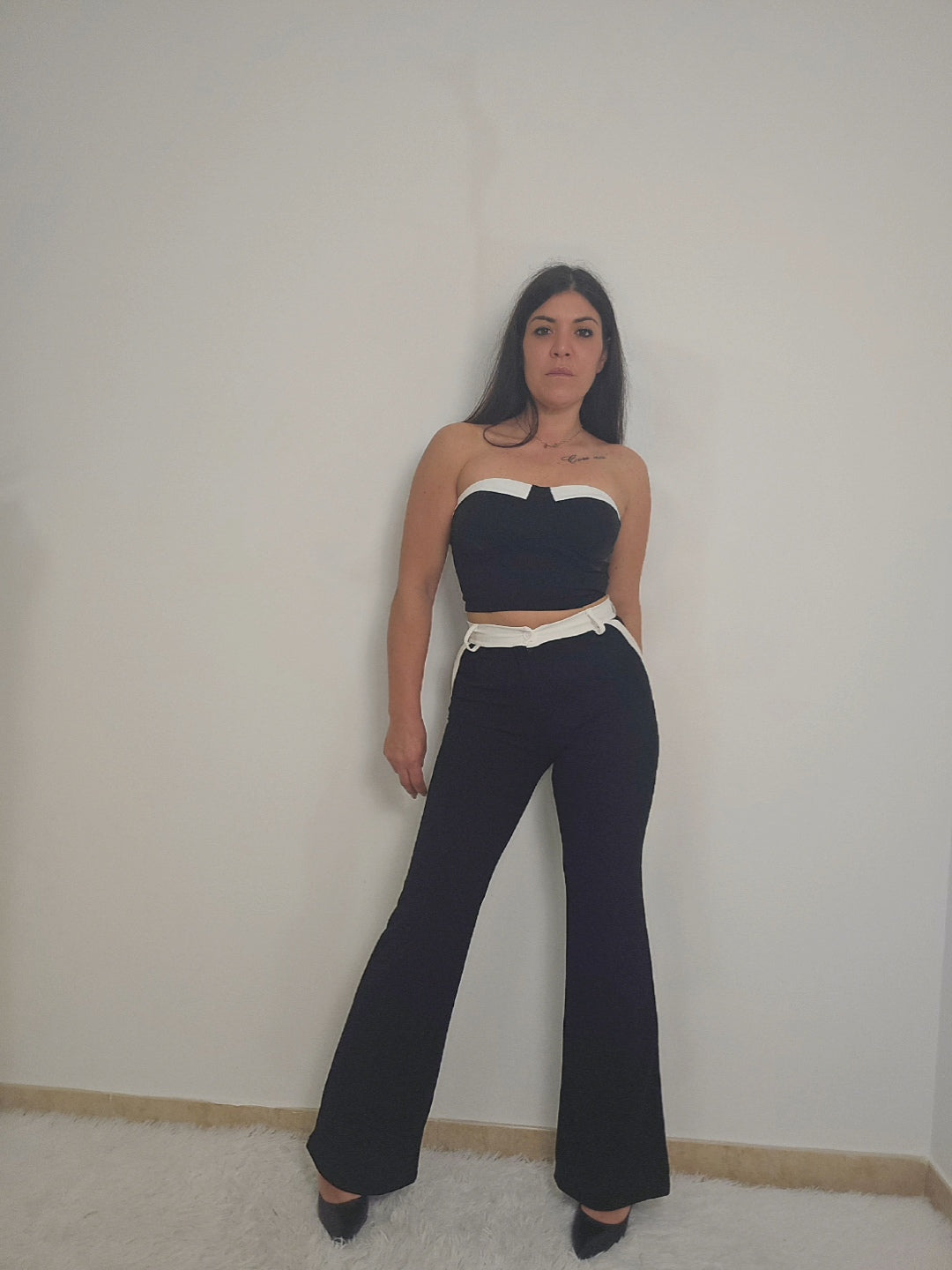 Completo elegante a due pezzi- top e pantalone a zampa