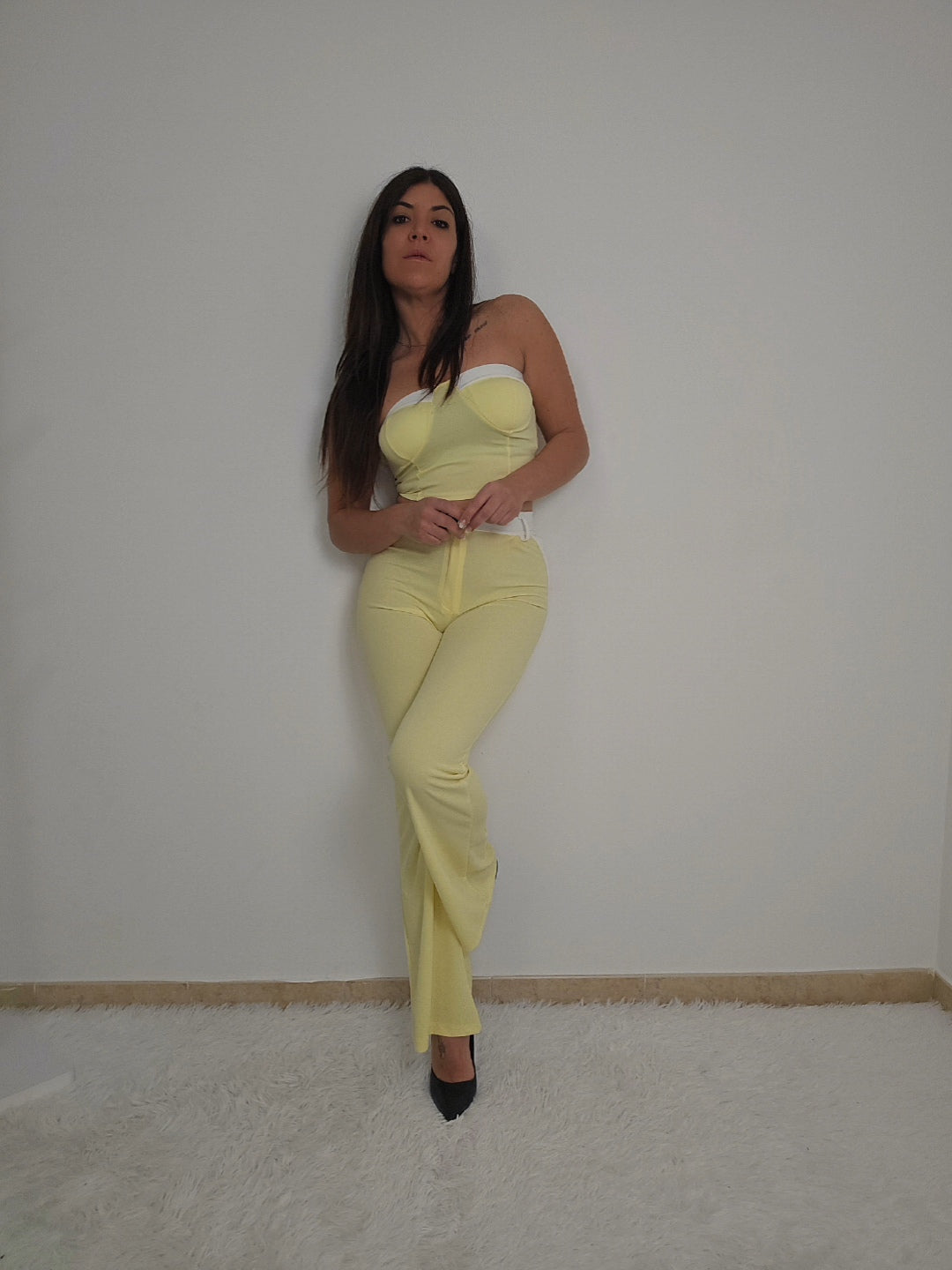 Completo elegante a due pezzi- top e pantalone a zampa