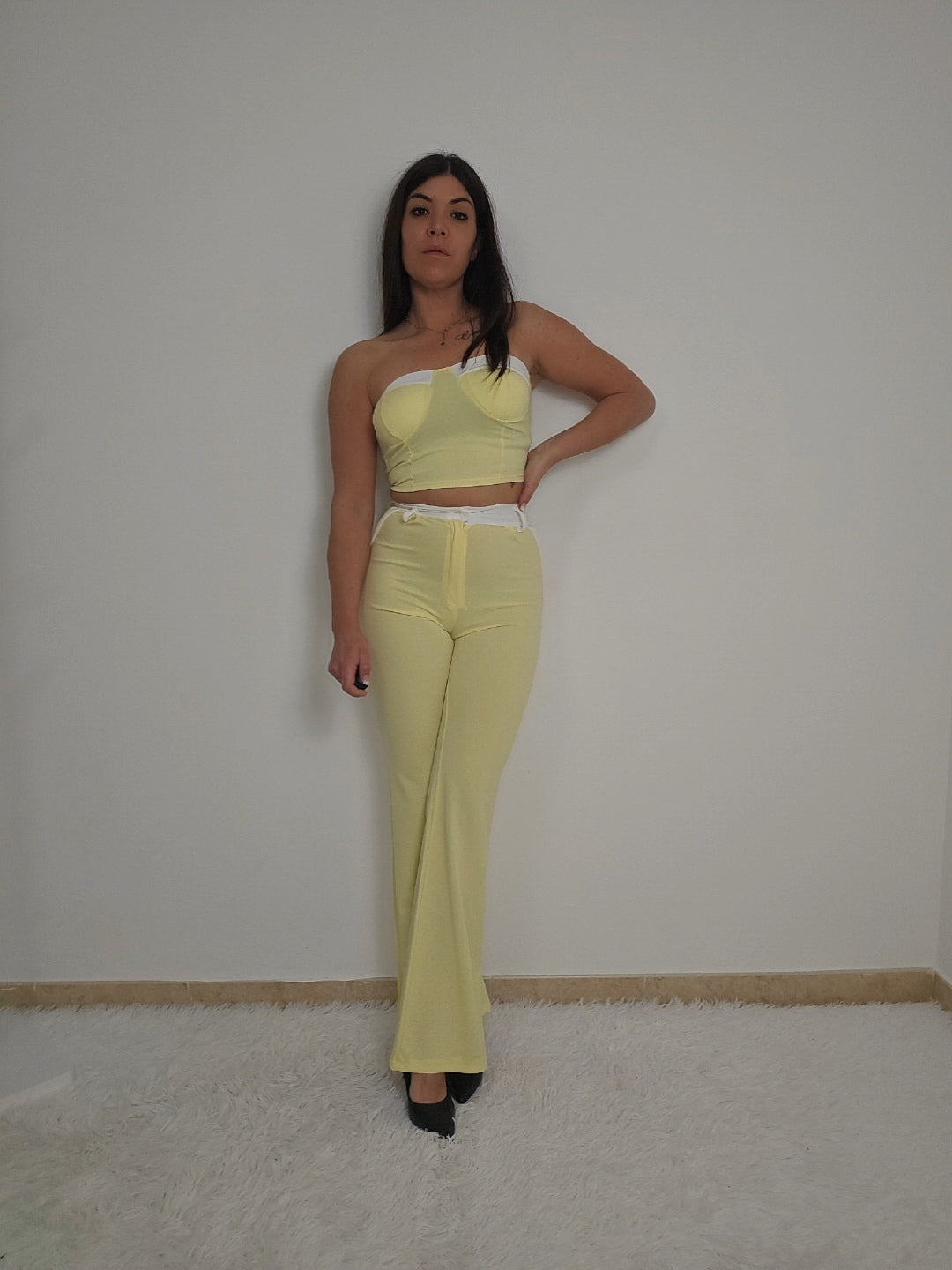 Completo elegante a due pezzi- top e pantalone a zampa